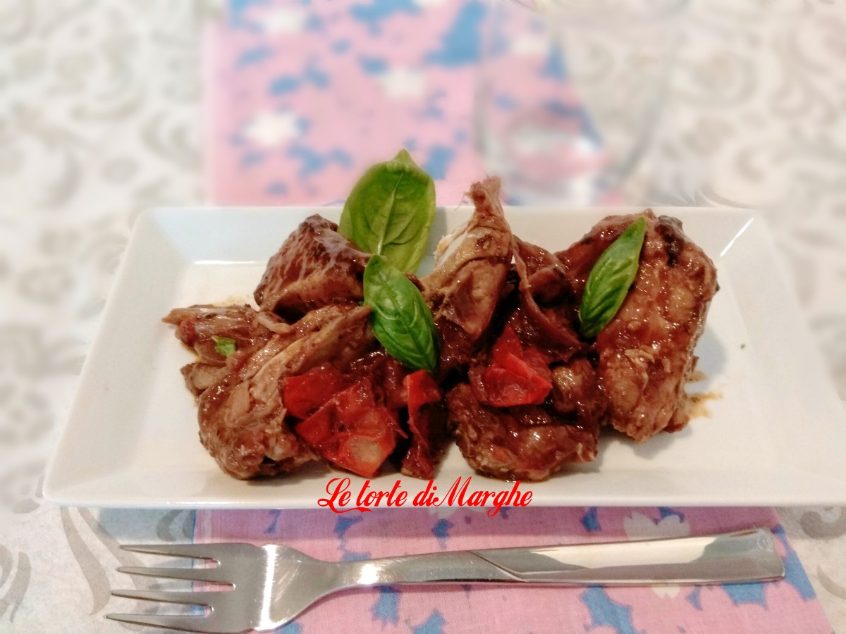 Agnello con cipolla pomodoro e zenzero