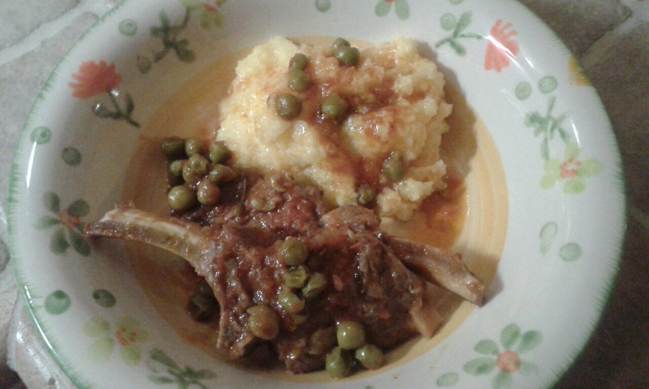 Agnello con polenta e piselli