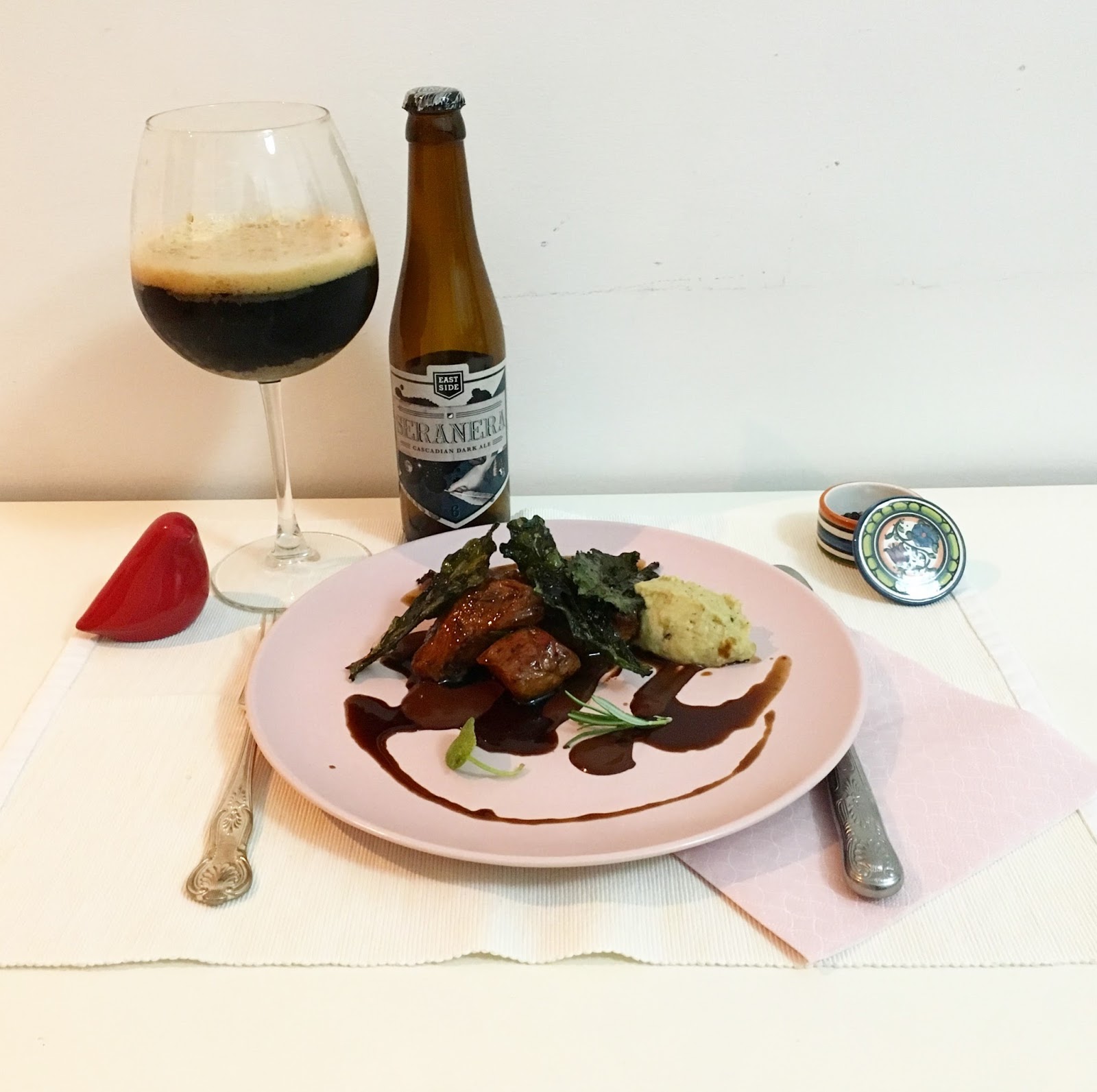 Agnello glassato alla birra e miele, melanzan, cioccolato e cips di cavolo nero