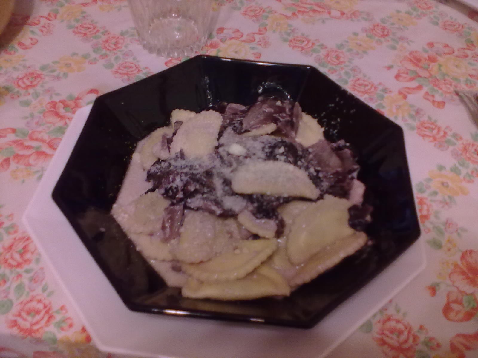 Agnolotti con radicchio e salsicce