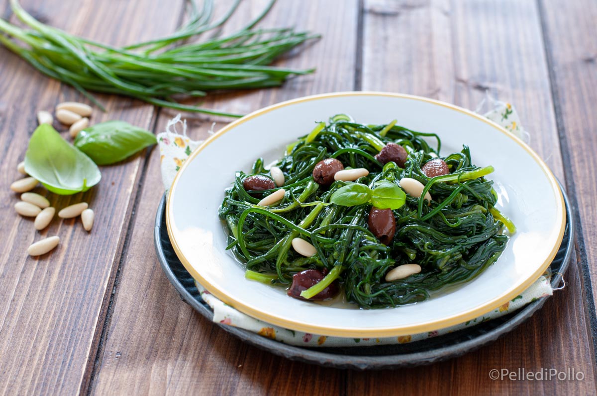 Agretti in padella con olive e pinoli