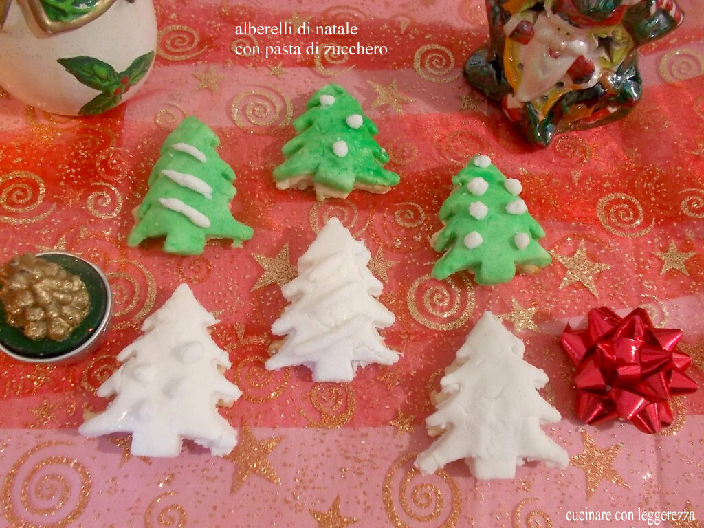 Alberelli di natale con pasta di zucchero