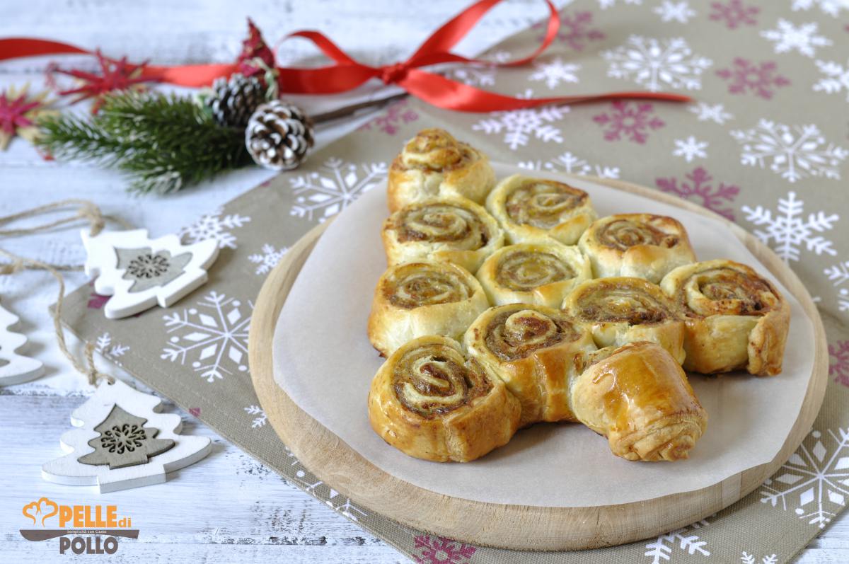 Albero di girelle di sfoglia con funghi e pancetta
