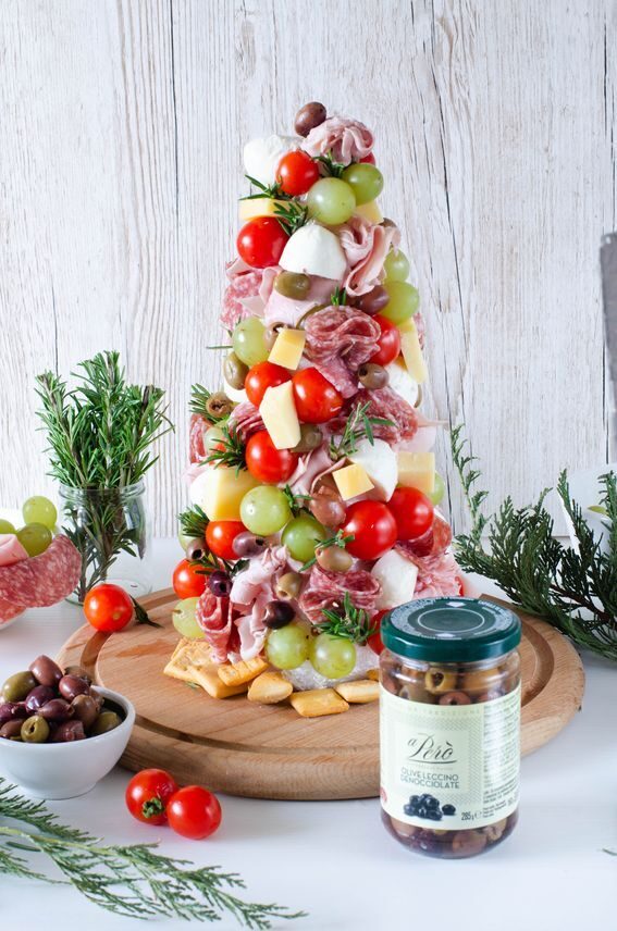 Albero di natale aperitivo con salumi formaggi e olive de le conserve daune