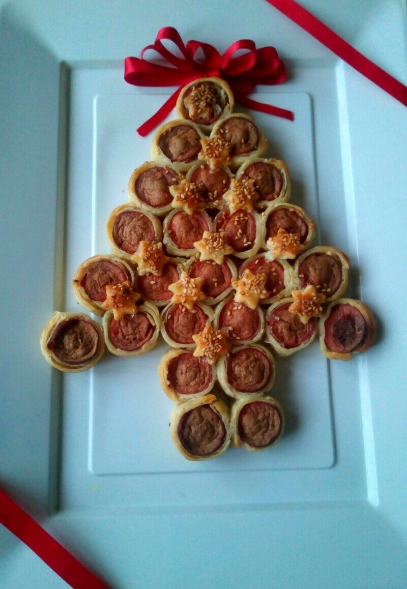 Albero di natale di sfoglia con wurstel
