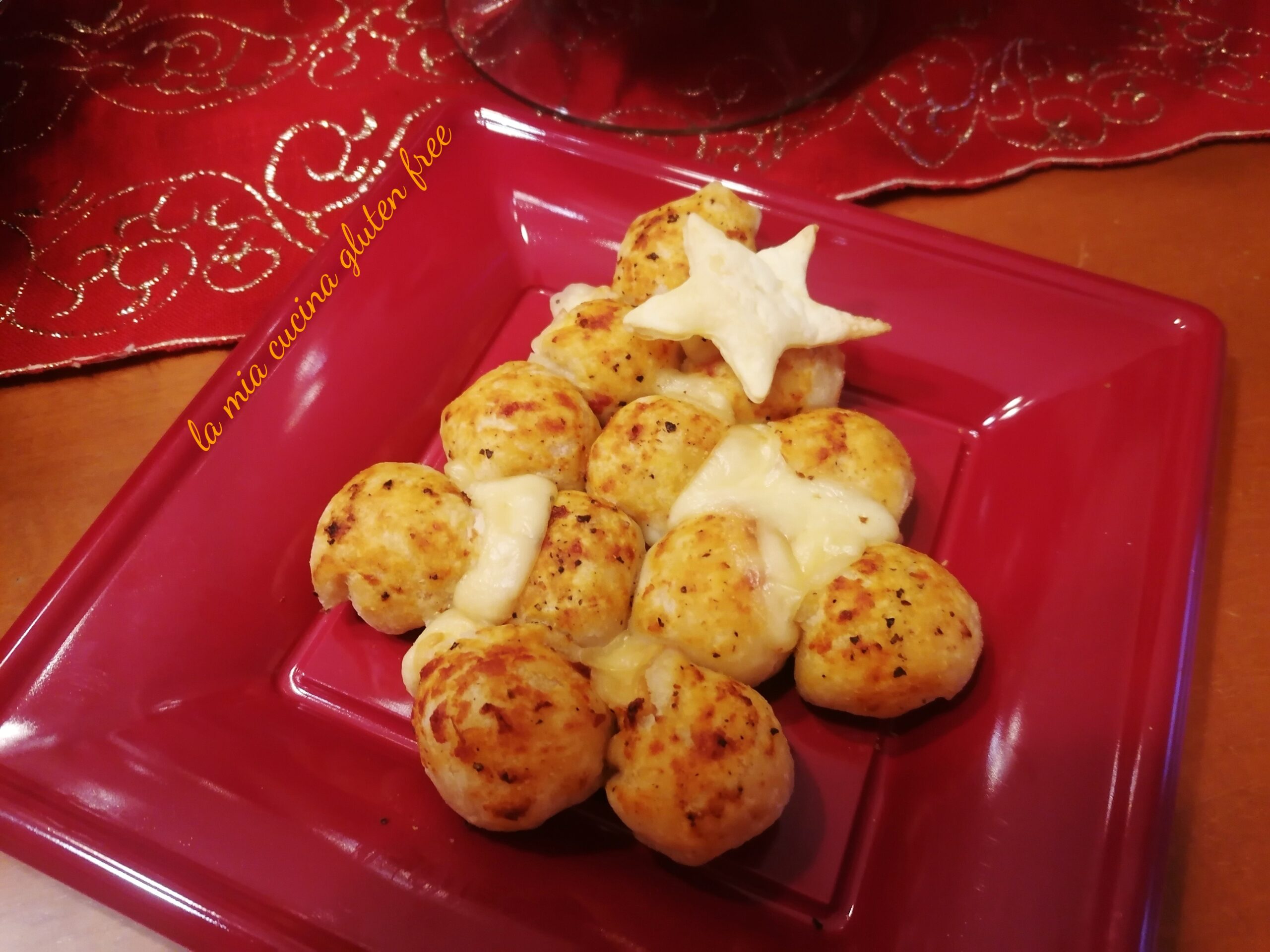 Albero di pasta sfoglia con palline ripiene
