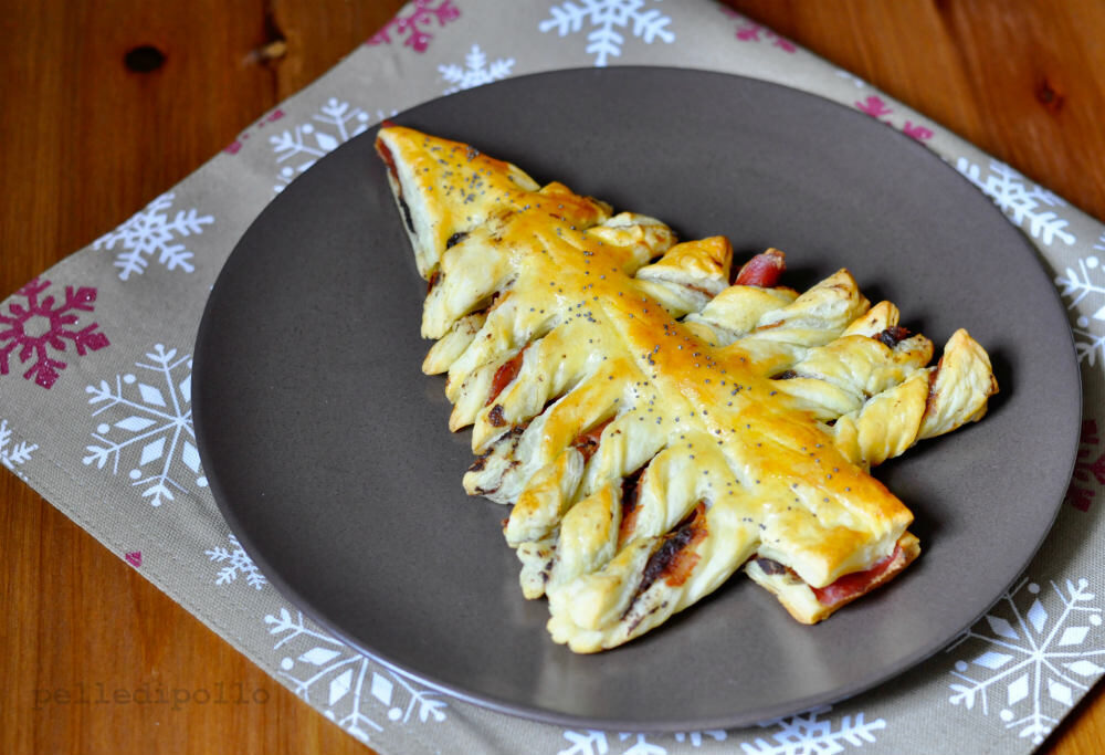 Albero di pasta sfoglia con speck e olive