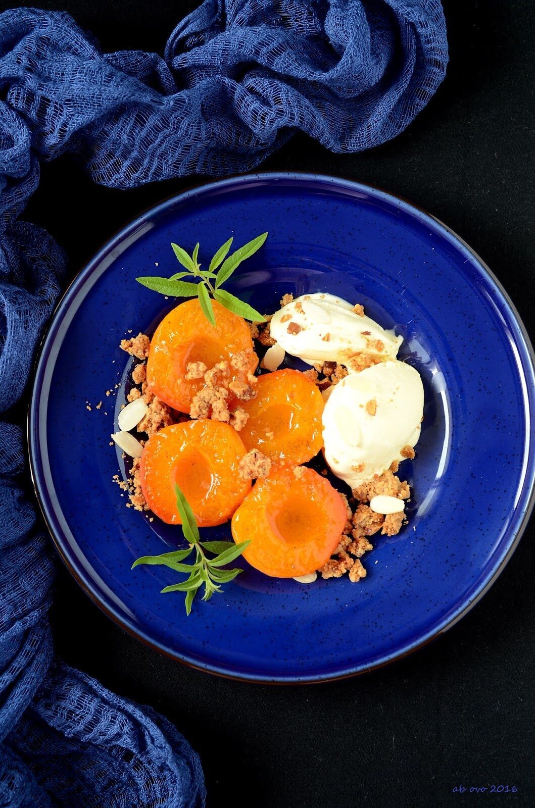 Albicocche all’erba cedrina con crumble alle mandorle e gelato alla vaniglia