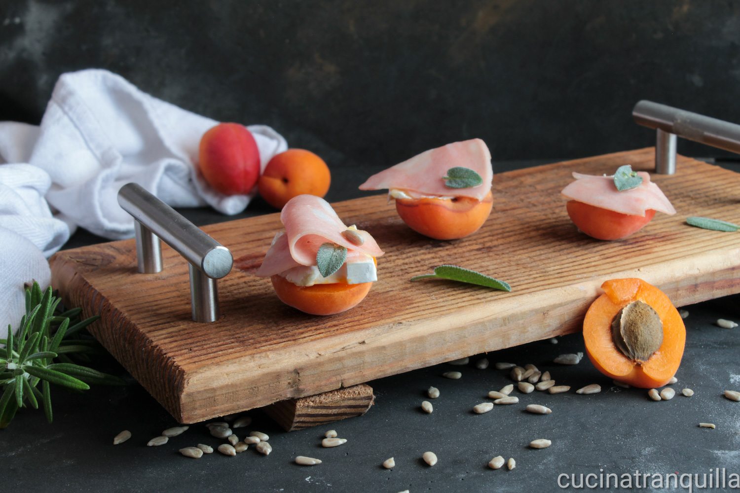 Albicocche grigliate con brie e mortadella