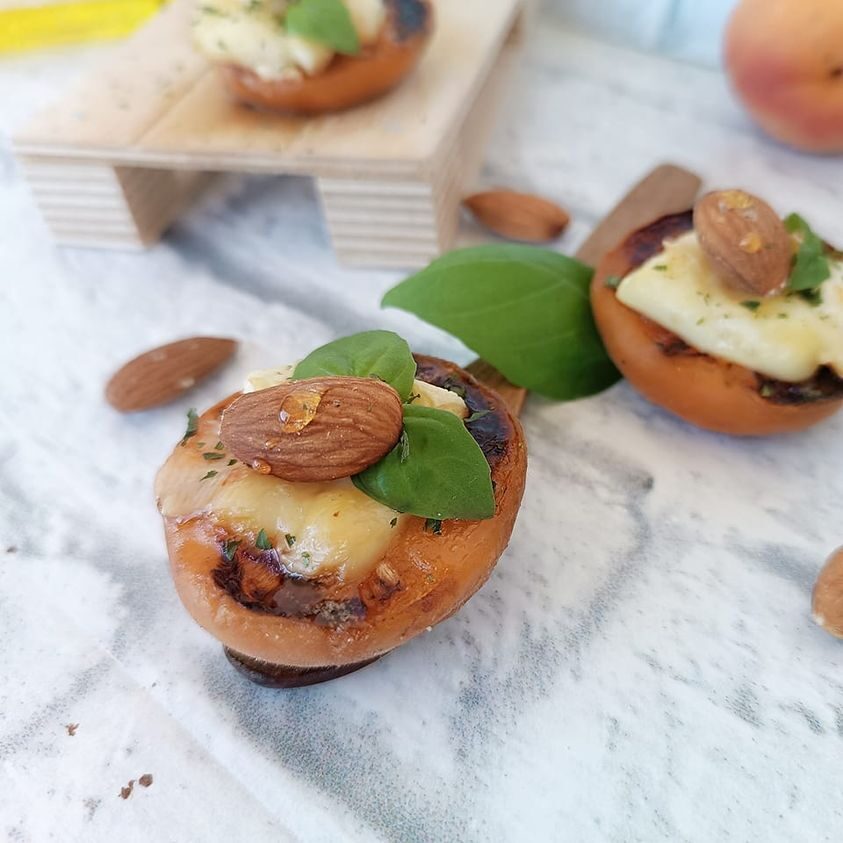 Albicocche grigliate con taleggio e mandorle