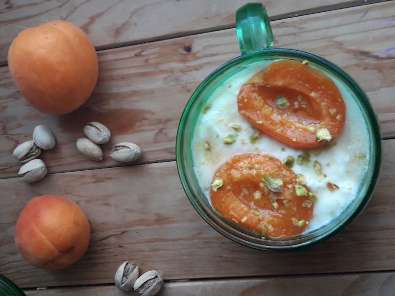 Albicocche sciroppate con yogurt e pistacchi