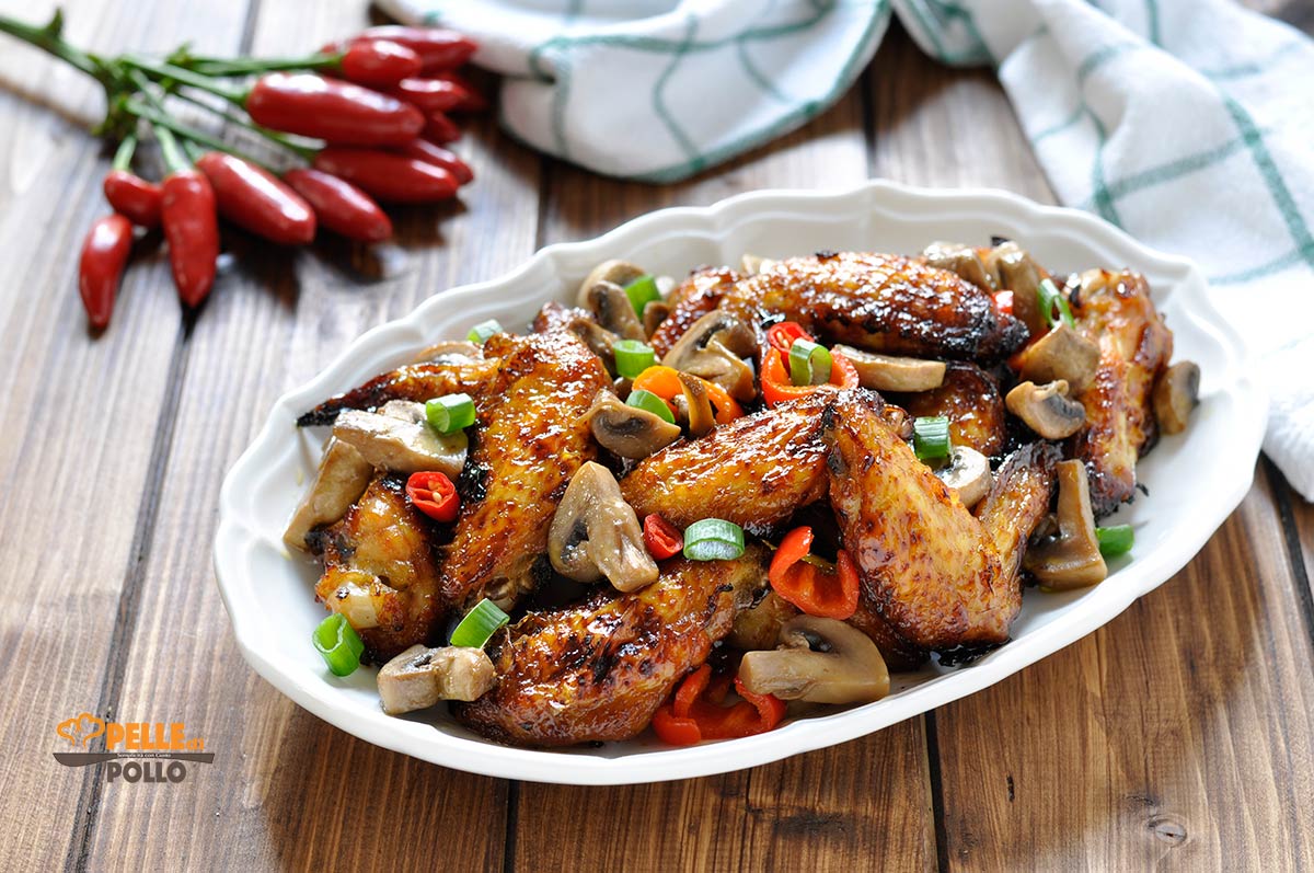 Alette di pollo piccanti con funghi e peperoncini