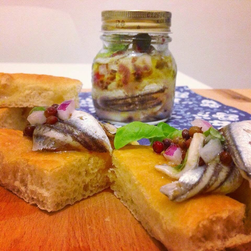 Alici marinate al lime, pepe rosa e basilico