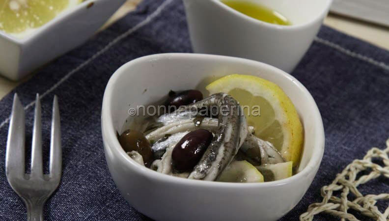 Alici marinate con cipolla di tropea, limone e olive taggiasche