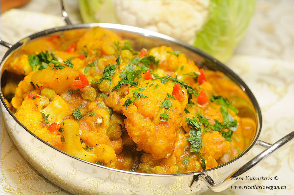 Aloo gobi – curry di cavolfiore,patate e piselli