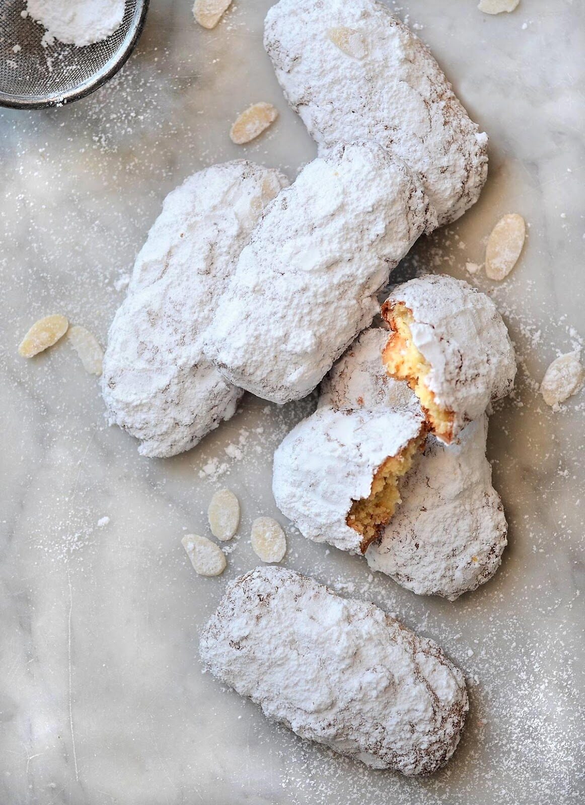Amaretti al miele e fiori d’arancio