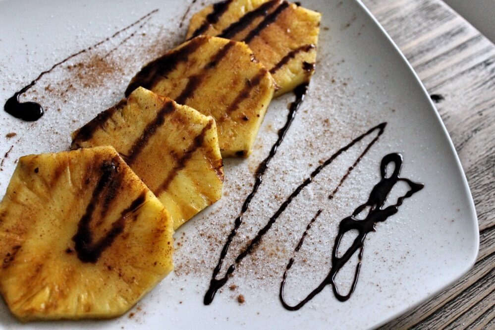 Ananas ai ferri con miele, ciocco e cannella