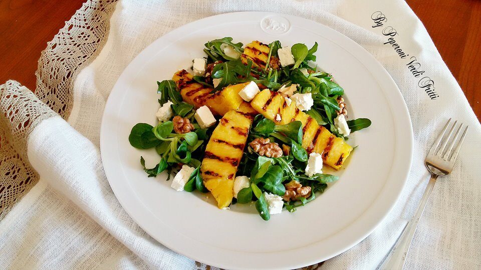 Ananas alla griglia con insalata feta e noci