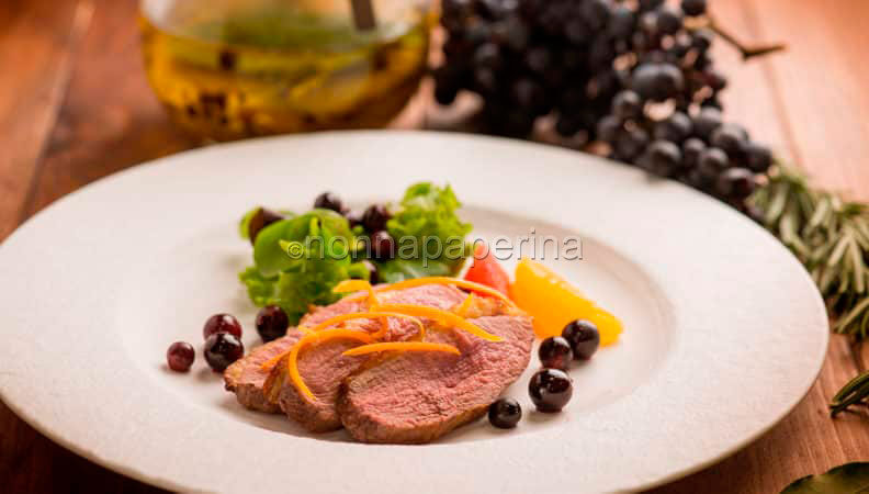 Anatra in vasocottura con misticanza, piatto di alta cucina