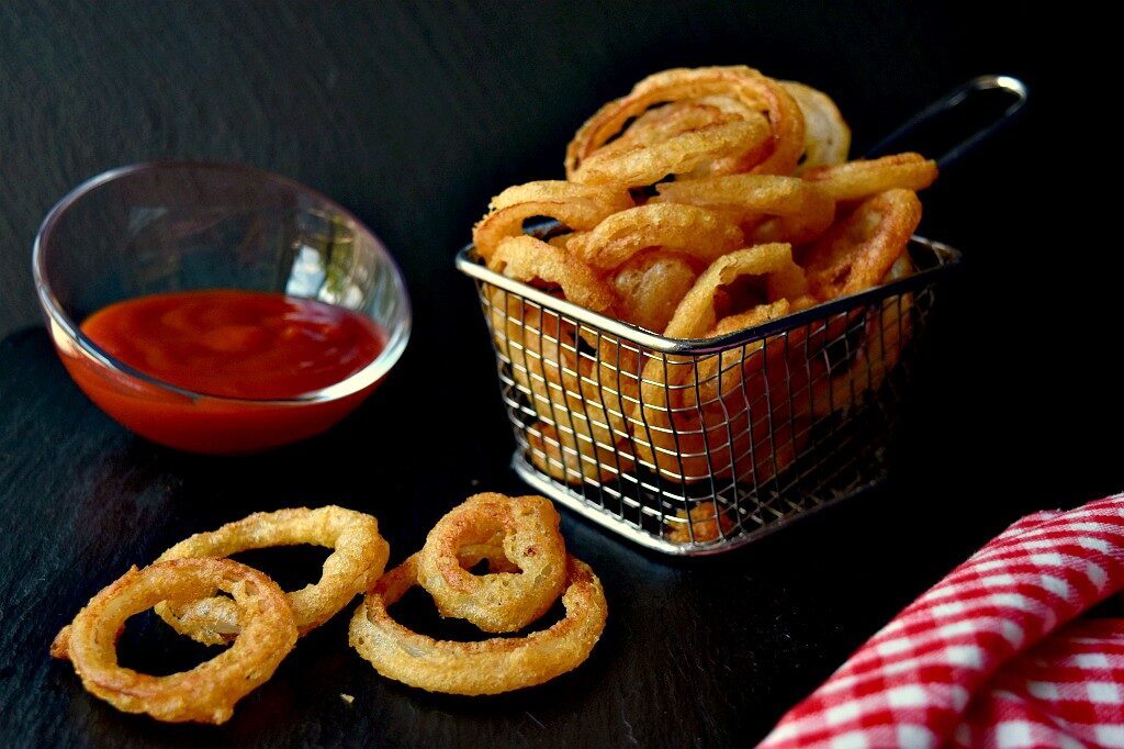 Anelli di cipolla fritti o onion rings, croccanti e gustosi