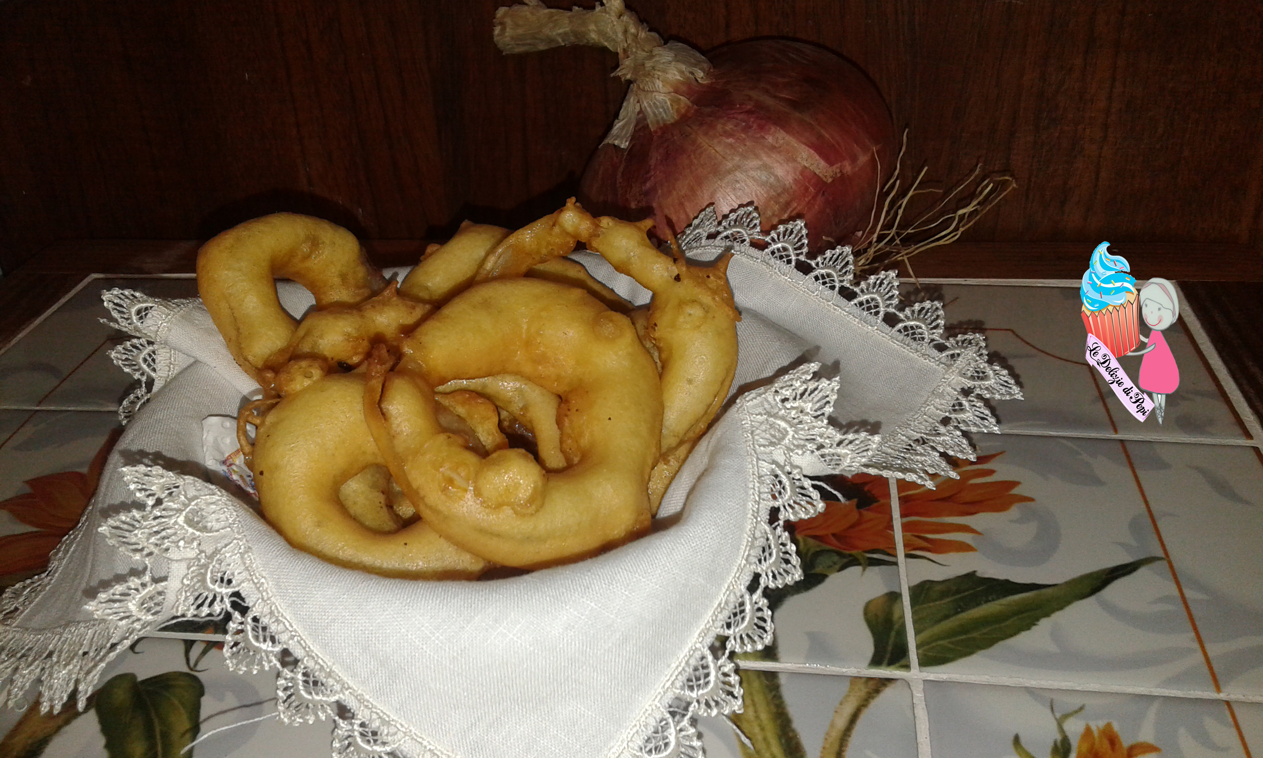 Anelli di cipolla in pastella fritti