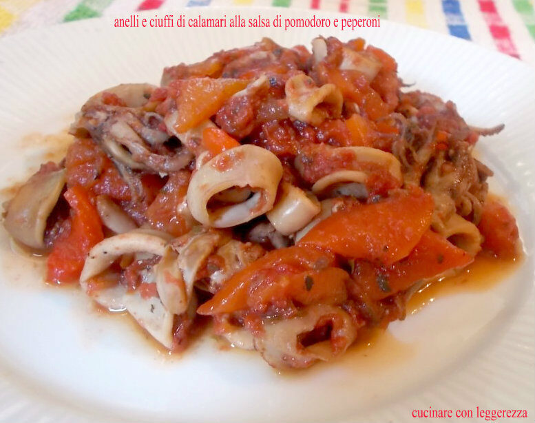 Anelli e ciuffi di calamari alla salsa di pomodoro e peperoni
