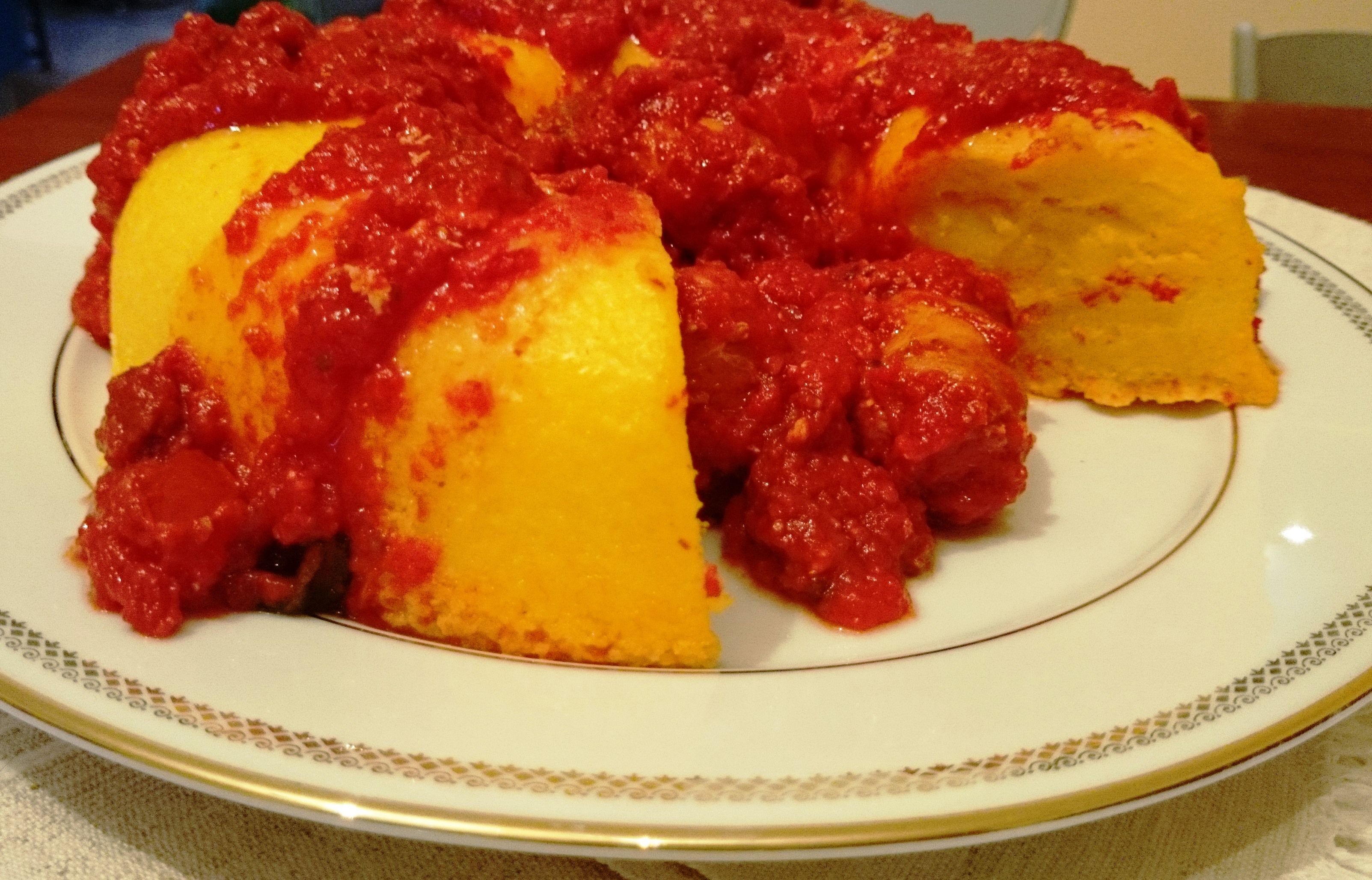 Anello di polenta con salsiccia
