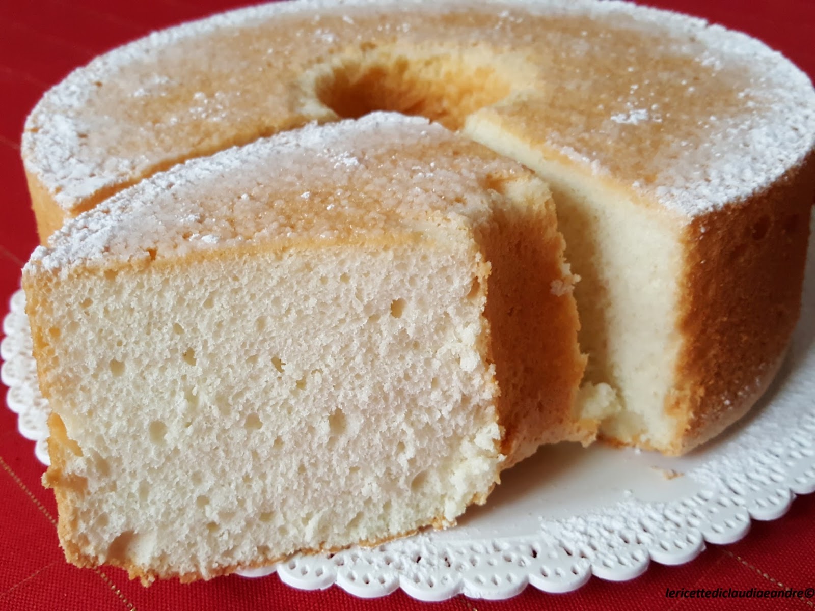 Angel food cake con aroma di limone, vaniglia e mandorla