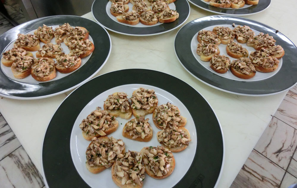Antipasto con funghi champignon