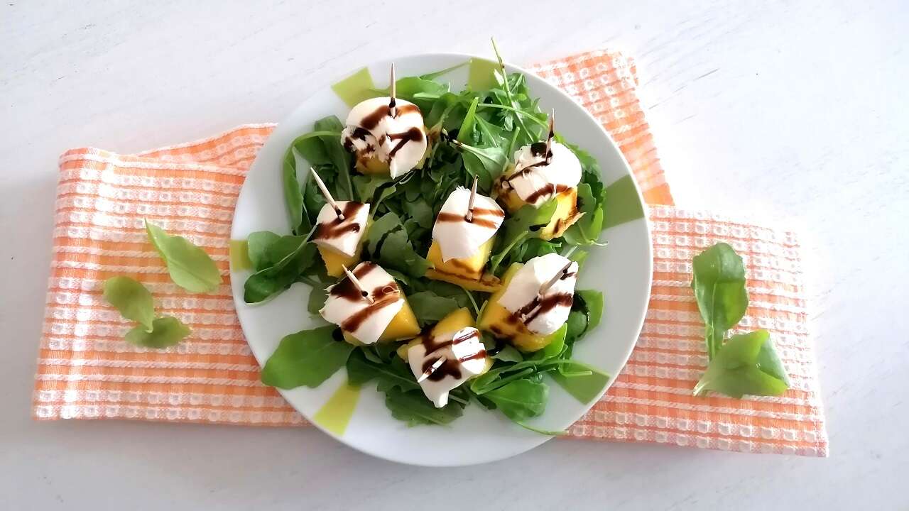 Antipasto con mozzarella, rucola e mango: facile e rapido