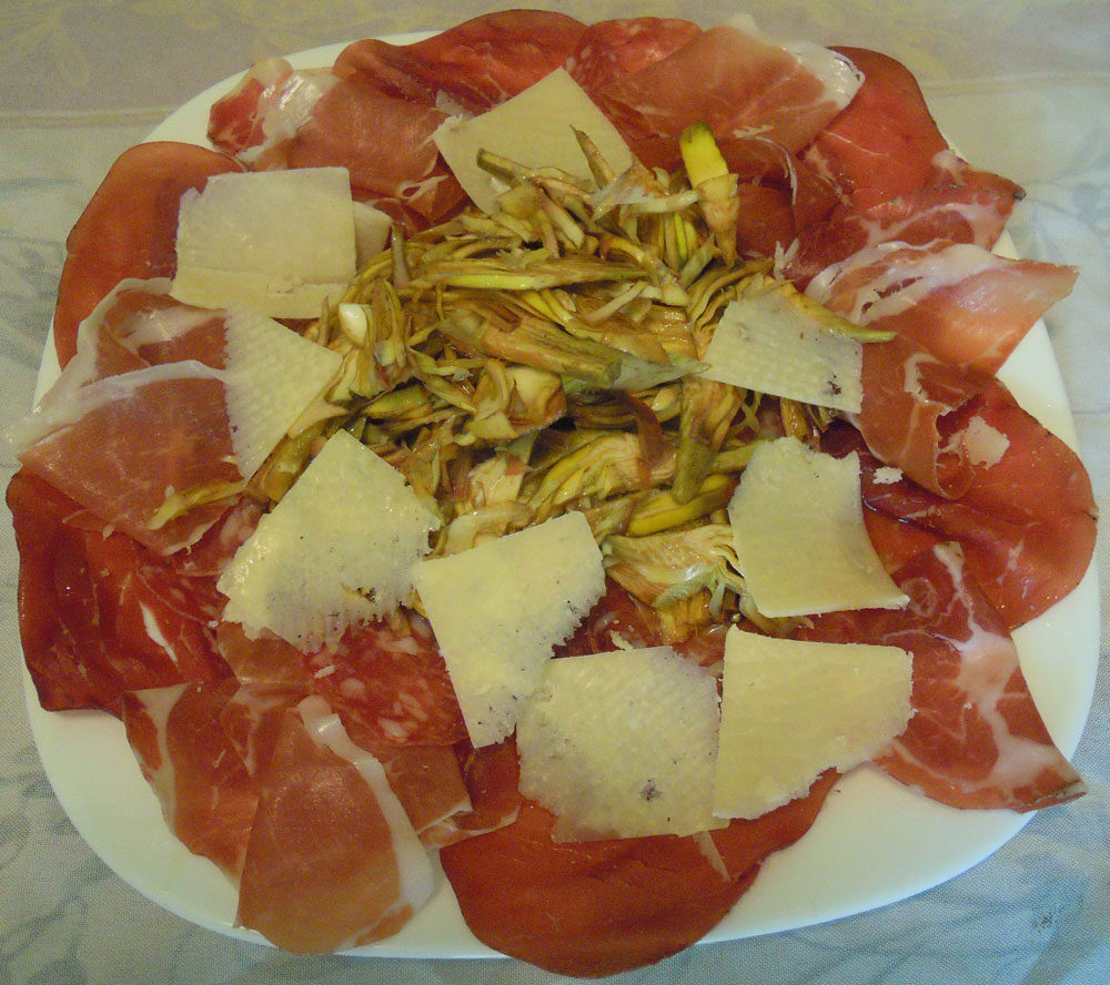 Antipasto con salumi e carciofi
