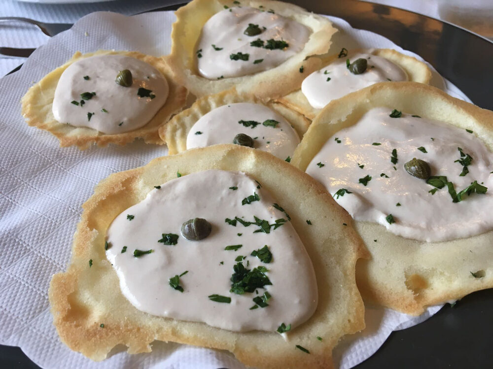 Antipasto di cialde salate con crema di tonno