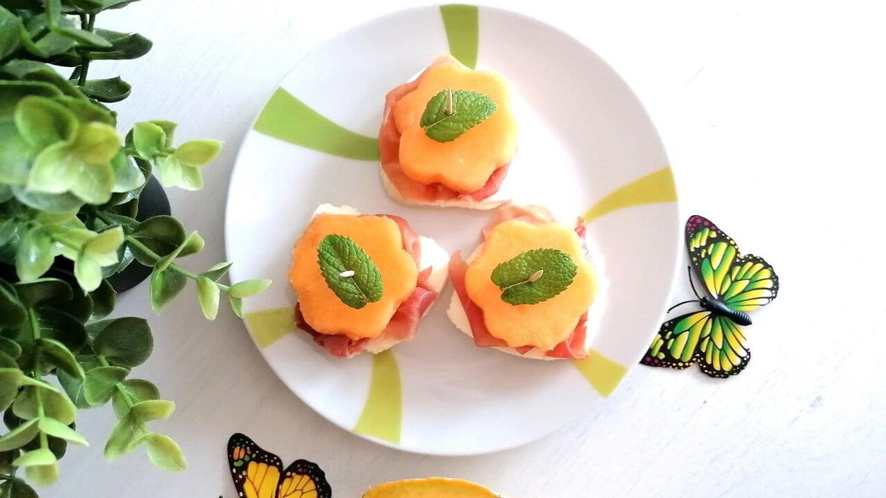 Antipasto di melone, mozzarella e prosciutto crudo