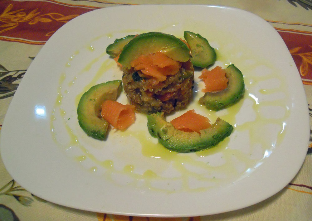 Antipasto di quinoa, salmone e avocado