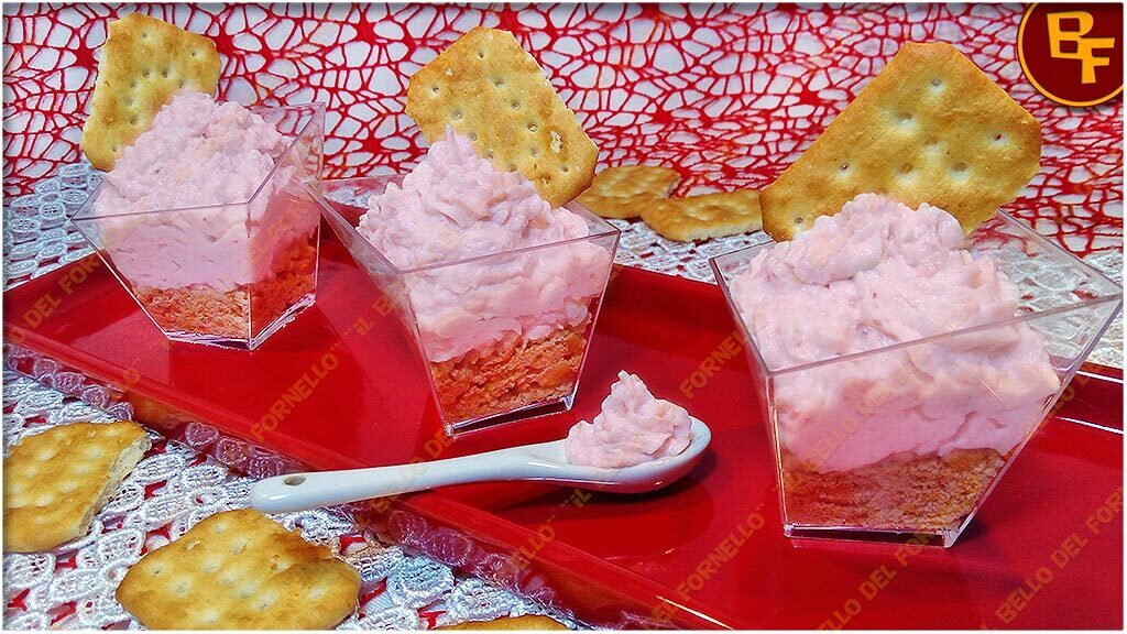 Antipasto in bicchiere con mousse di mortadella