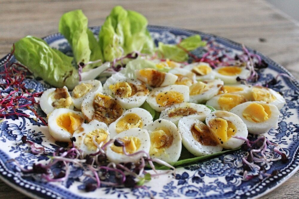 Antipasto leggero con le uova di quaglia