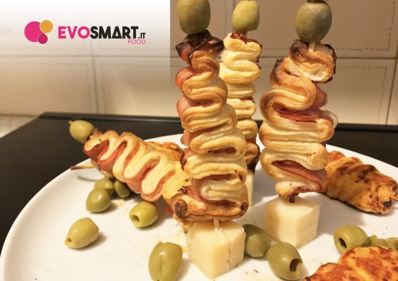 Antipasto natalizio: alberelli di pasta sfoglia