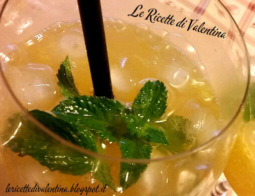 Aperitivo del venerdì sera: prosecco, spremuta d’arancia e menta