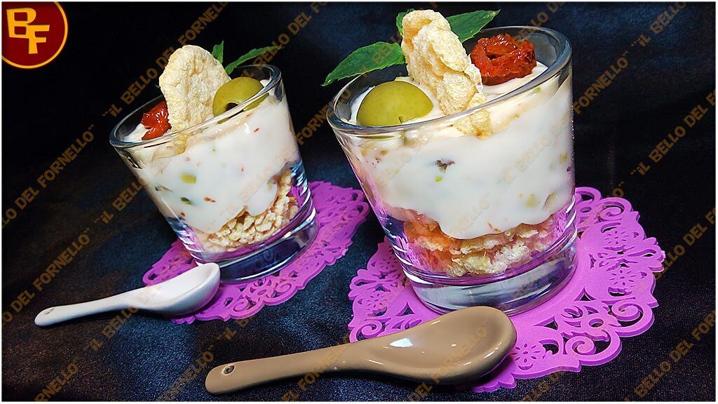 Aperitivo in bicchiere con crema di stracchino