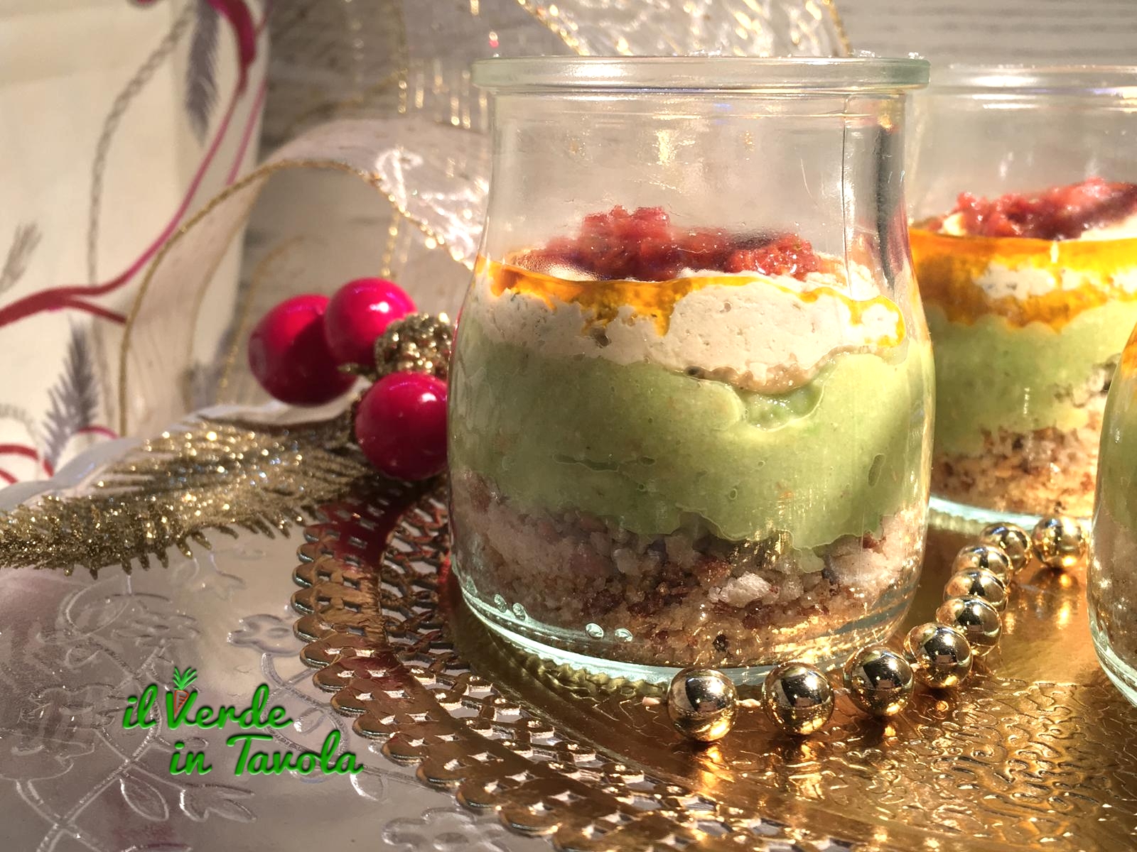 Aperitivo vegan in bicchiere con avocado e pesto rosso