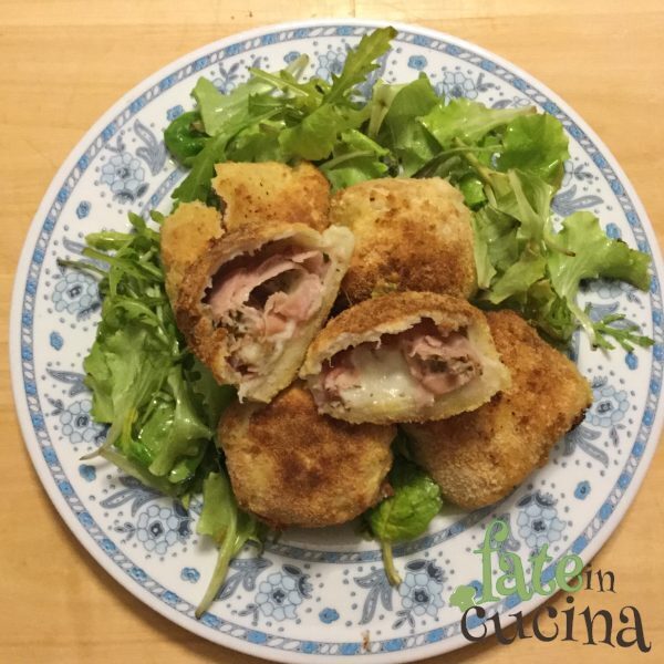 Arancine di pane ripiene di prosciutto e mozzarella