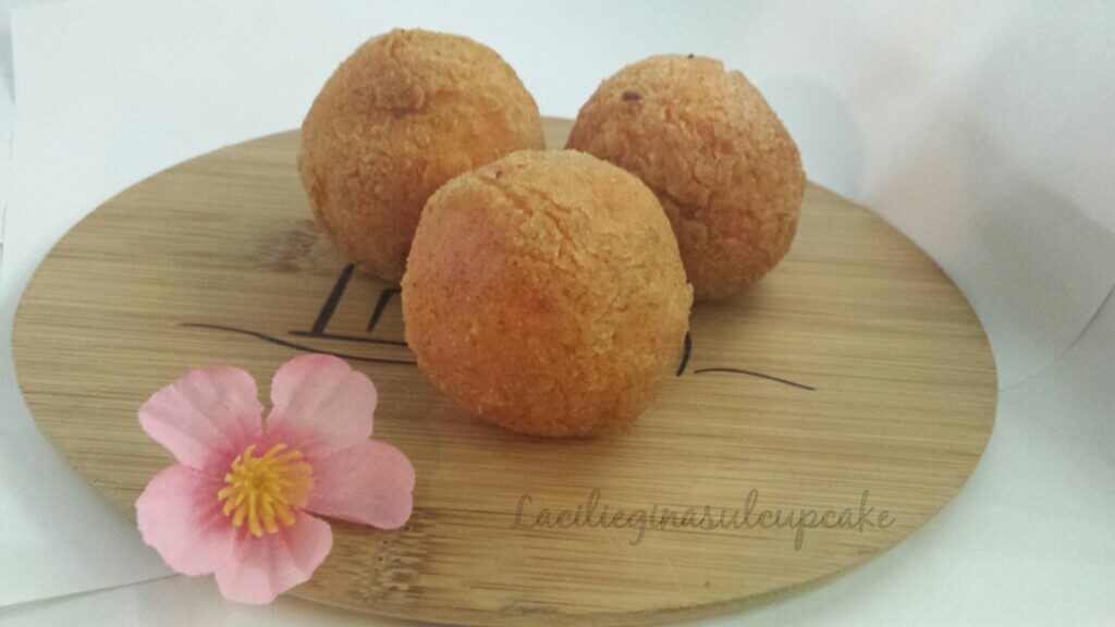 Arancini al sugo ripieni di scamorza