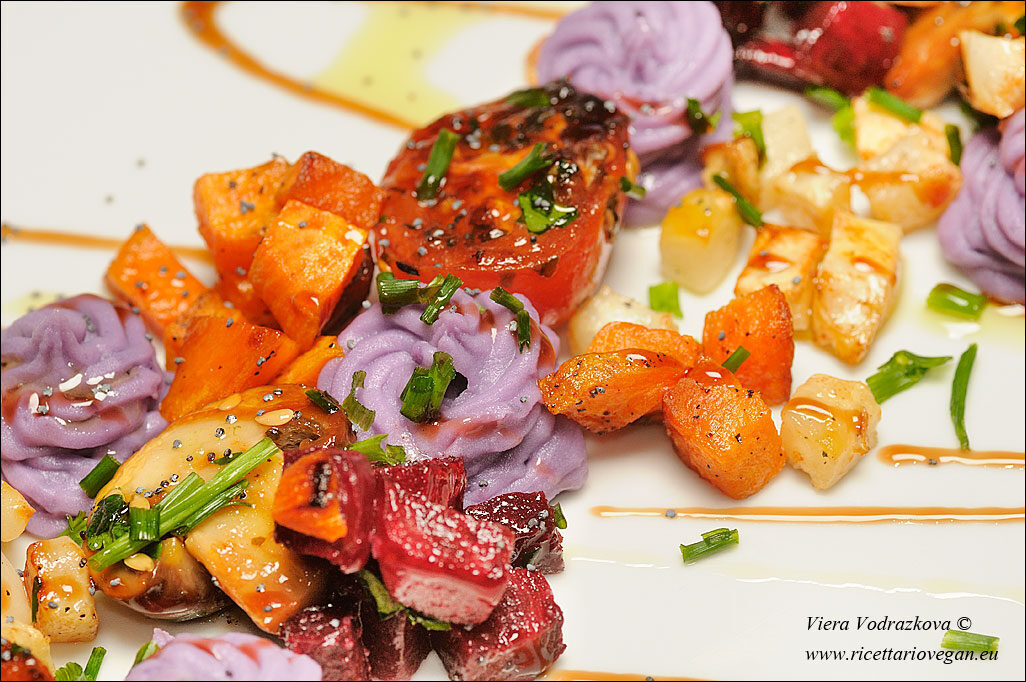 Arcobaleno di verdure con purea di patate viola