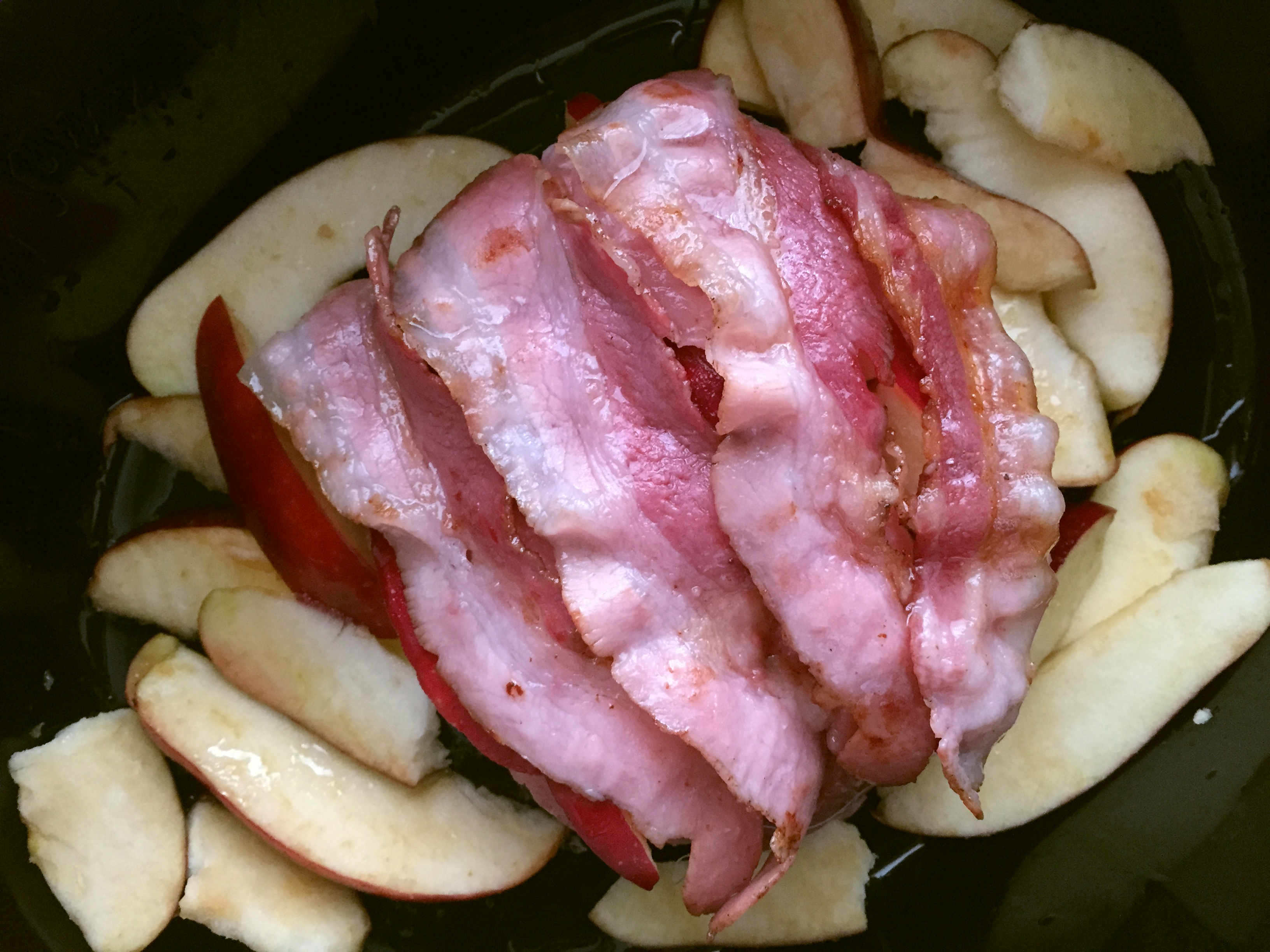 Arista di maiale con le mele nella slowcooker