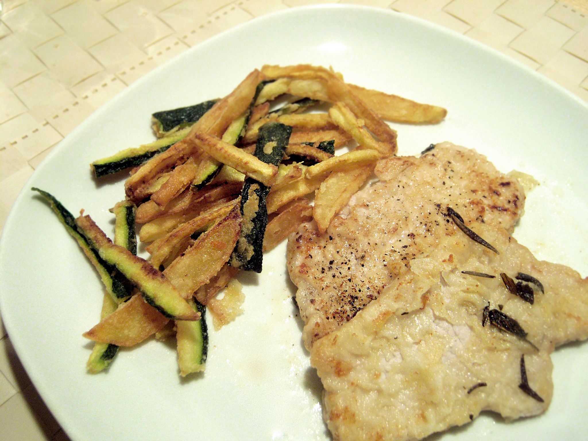 arista infarinata e bastoncini di patate e zucchine