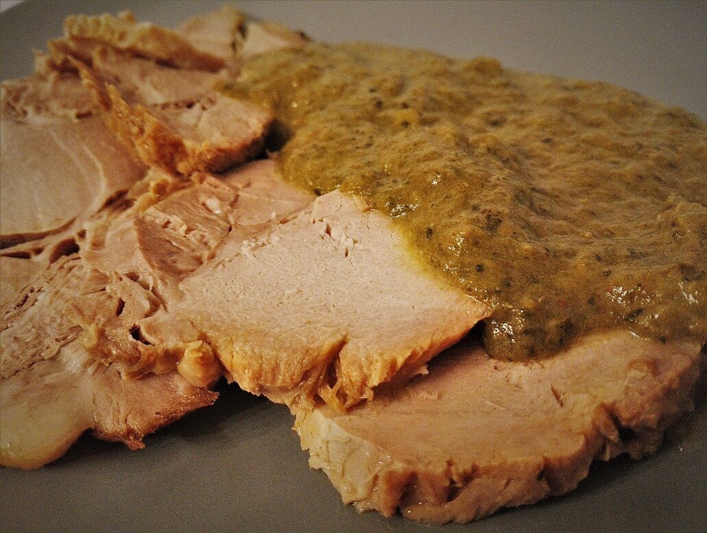 Arrosto di lonza con cipolle e cavolo nero