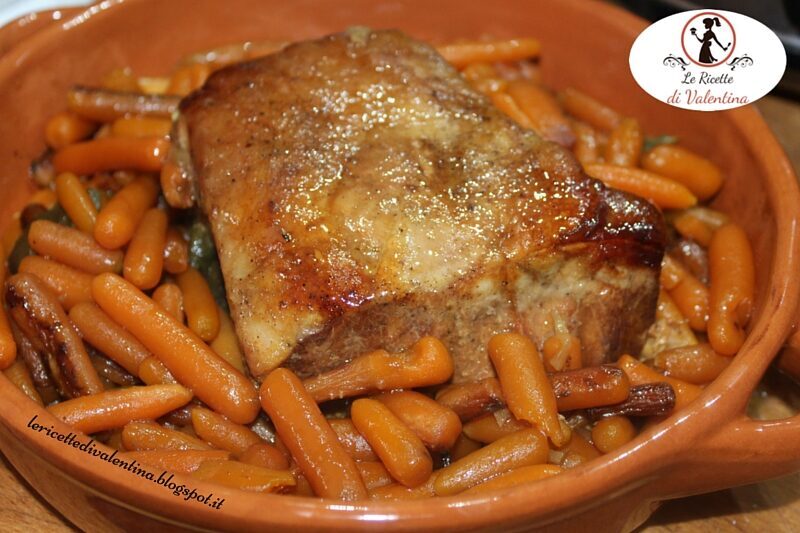 Arrosto di lonza glassato alle mele con carotine baby nella pentola slowcooker