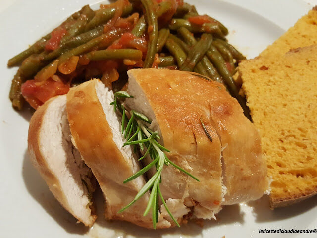 Arrosto di petto di pollo con fagiolini al pomodoro