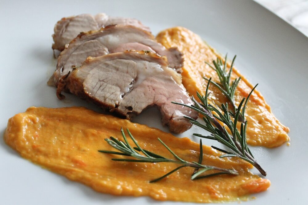 Arrosto di vitello con crema di carote e curcuma