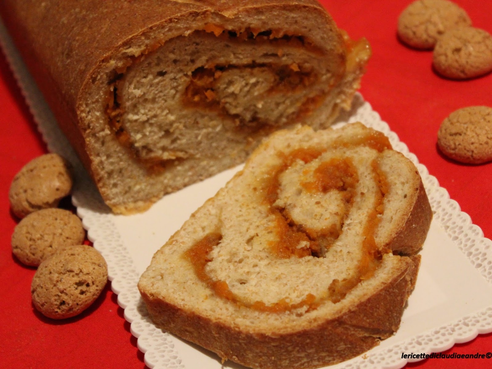 Arrotolato di pan brioche integrale con la confettura di zucca e amaretti